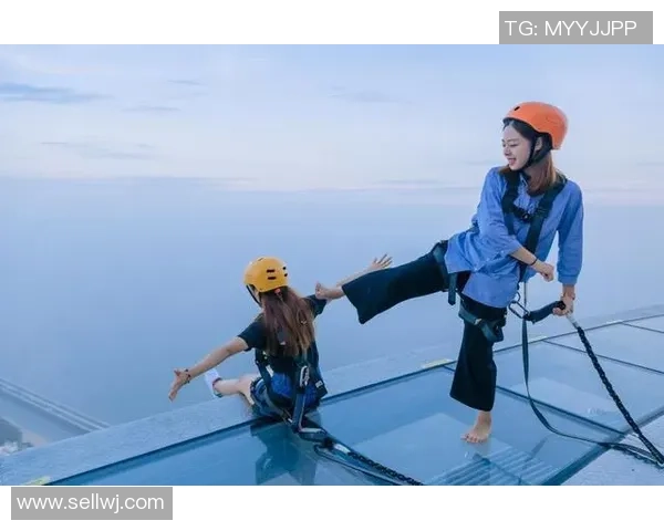 足球明星情侣共度夏日清凉时光泳池畅游甜蜜瞬间尽显浪漫情怀 足球明星情侣共度夏日清凉时光泳池畅游甜蜜瞬间尽显浪漫情怀