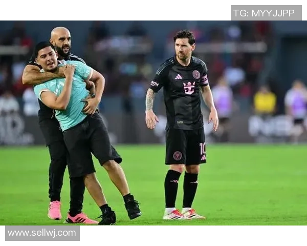 足球明星保镖视频播放揭秘背后故事与安全措施的精彩瞬间